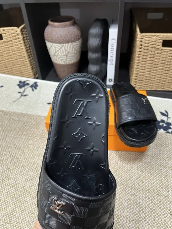 P270🏆Louis Vuitton 🏆[Louis Vuitton] Spring/Summer 2025 [Men's Flip Flops] 🎯🎯As an active family in the fashion industry ⭐ Lv is characterized by bold innovation ⚡Create this casual business style for Chinese fashionable men ✨The fabric is made of imported high-grade cowhide 🔥 Clean and neat ⚡Fashionable and elegant🌹Breathable, sweat-absorbent and deodorant👈So luxurious, high-end and domineering. 👍Must be sold if you repost the picture. Number of yards: 38--46. Color: 🎉 For large quantities. Welcome to repost.